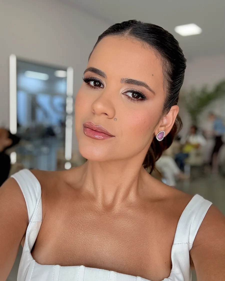 Retrato de Gabriella Moraes com blusa branca